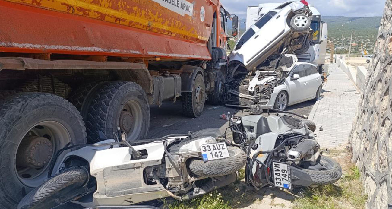 Silifke’de Kontrolden Çıkan Kamyon Park Halindeki Araçlara Zarar Verdi