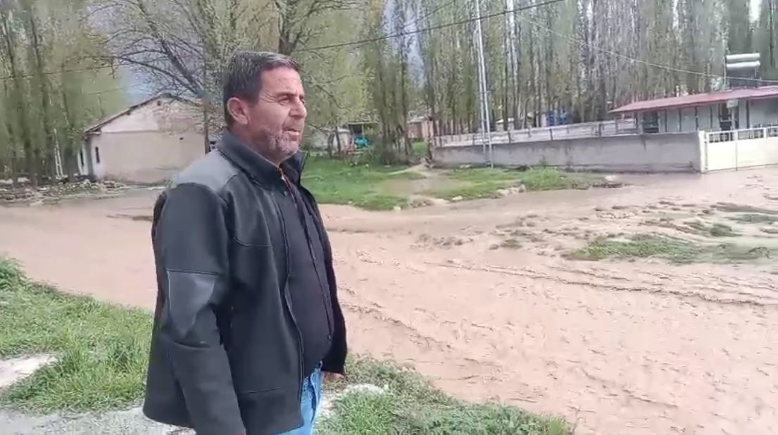 Sivas Yanalak Köyü’nde Sağanak Sonucu Dere Taştı, Sokaklar Sular Altında Kaldı