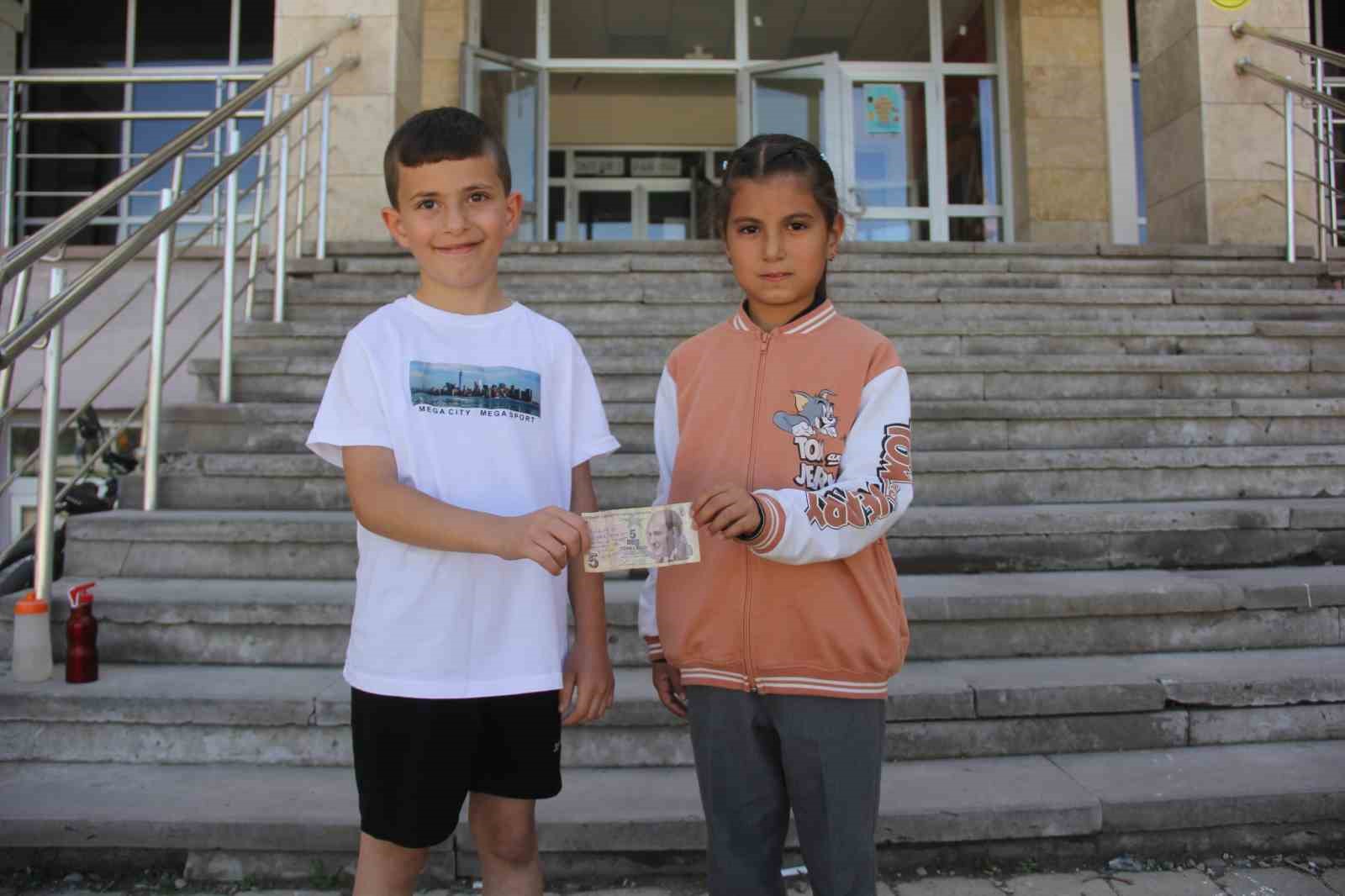 Sivas Zara’da Minik Öğrenci Kayıp Parayı Sahibine Ulaştırdı