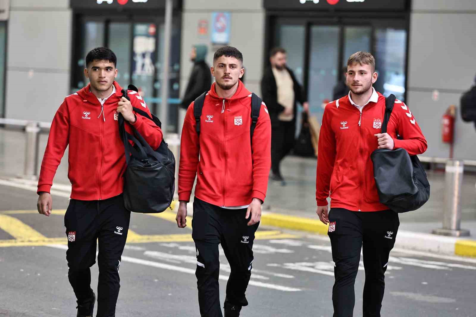 Sivasspor, Galatasaray Maçı İçin İstanbul’a Ayak Bastı