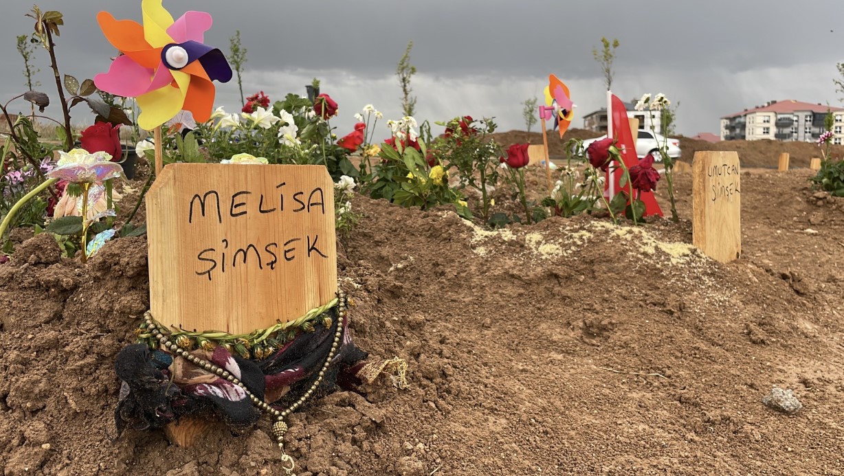 Sivas’ta Acı Olay: İki Evladını Kaybeden Anne, Mezar Başında Dua Etti