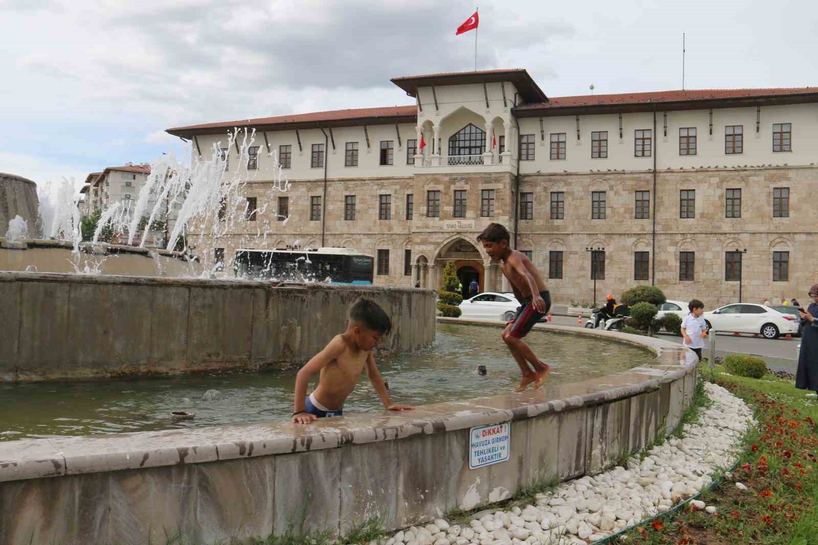 Sivas’ta Çocukların Tehlikeli Serinlik Arayışı