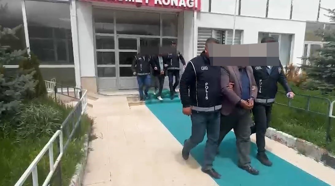 Sivas’ta Göçmen Kaçakçılığı Operasyonu: 9 Kaçak Göçmen Yakalandı