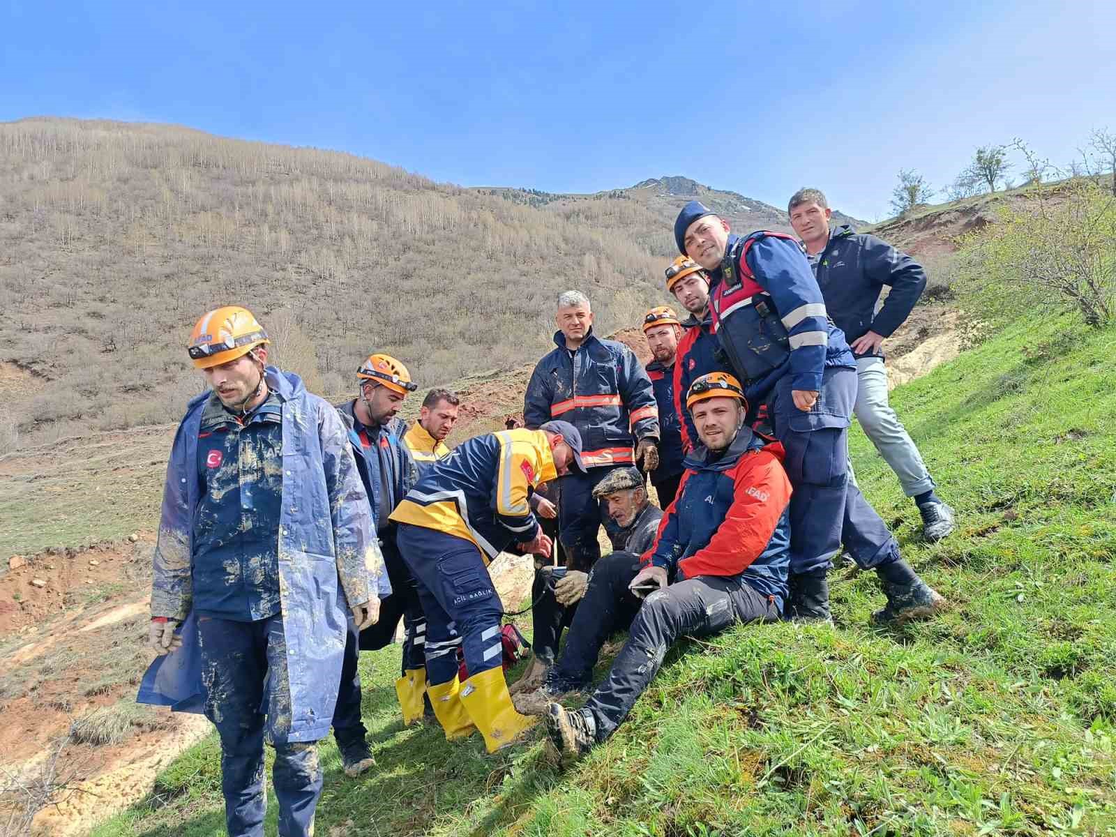 Sivas’ta İneğiyle Birlikte Çamura Saplanan Vatandaş AFAD Tarafından Kurtarıldı