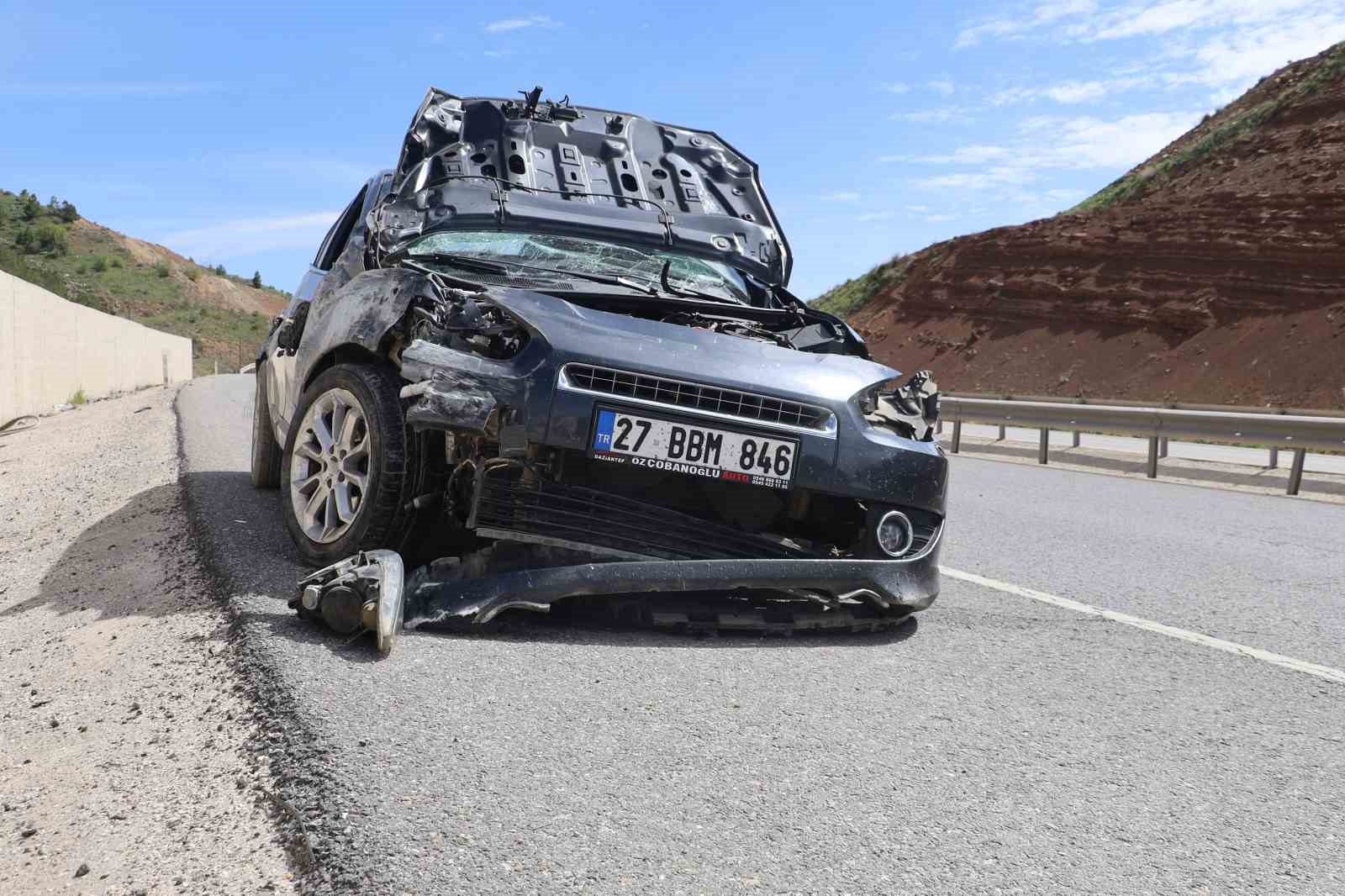 Sivas’ta Kontrolden Çıkan Otomobil Duvara Çarptı: 3 Kişi Yaralandı