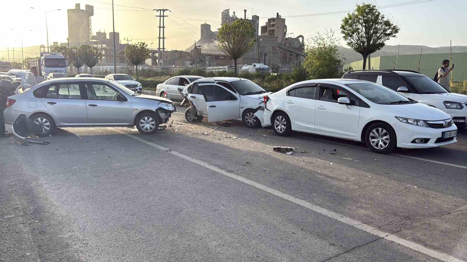 Sivas’ta Meydana Gelen Zincirleme Kaza: 4 Kişi Yaralandı