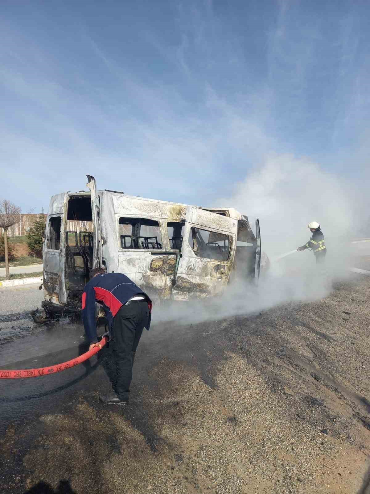 Sivas’ta Servis Minibüsü Alevlere Teslim Oldu
