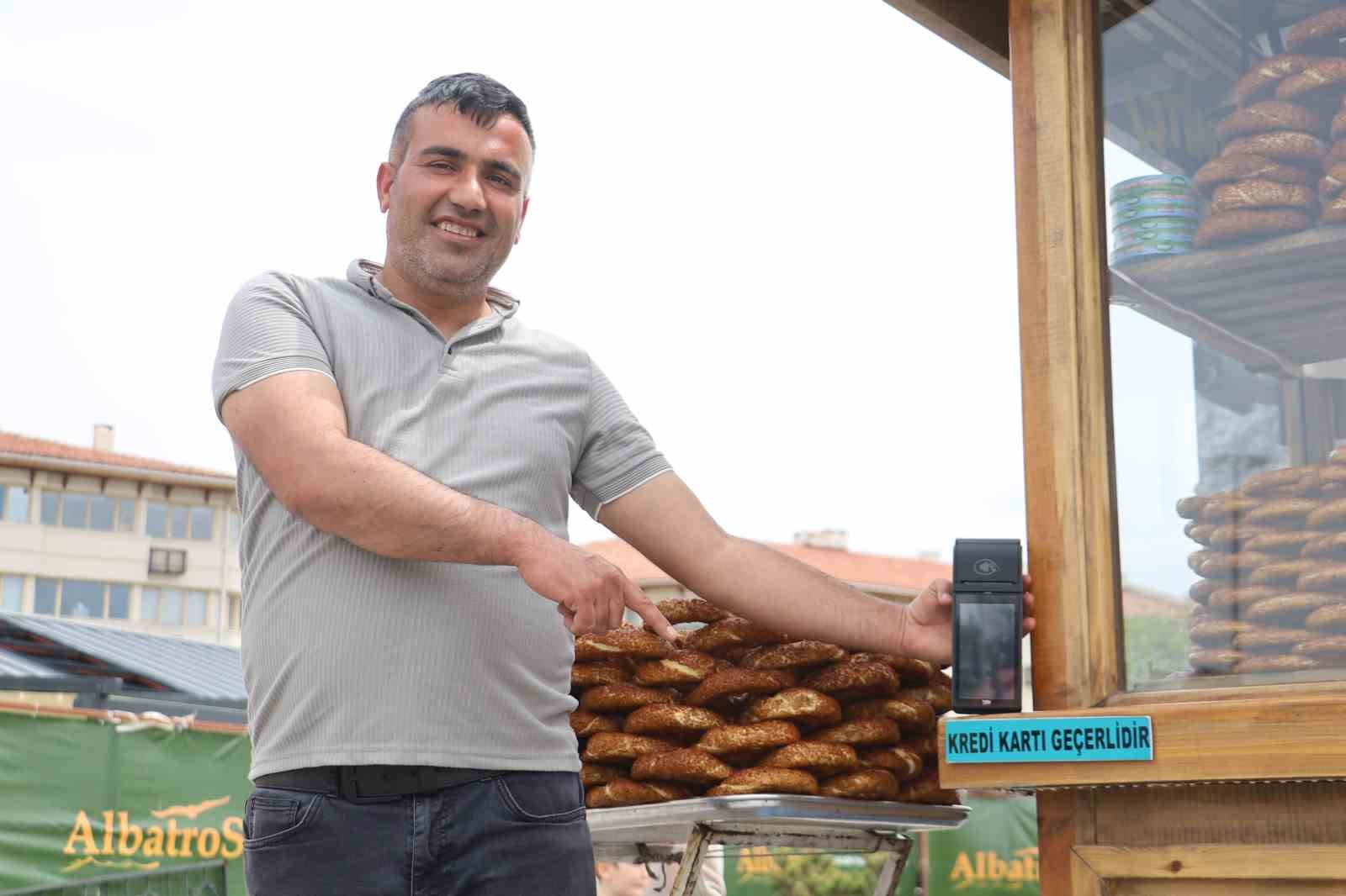 Sivas’ta Seyyar Simitçi Modern Çözümler Sunuyor: POS Cihazıyla Ödeme İmkanı