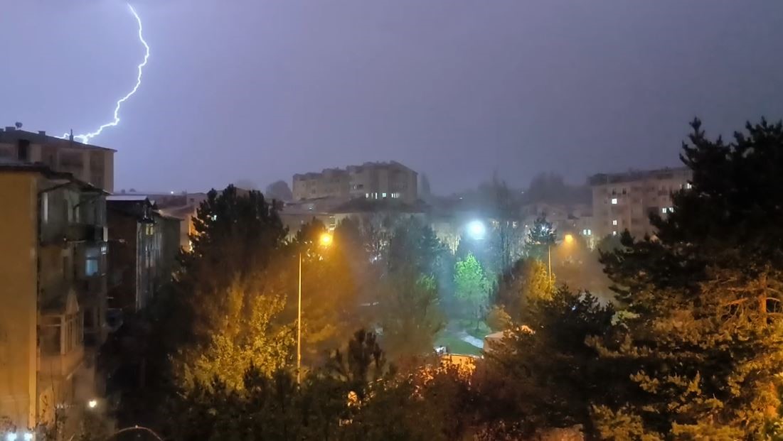 Sivas’ta Yağmur ve Şimşek Gösterisi: Geceyi Aydınlatan Işıklar