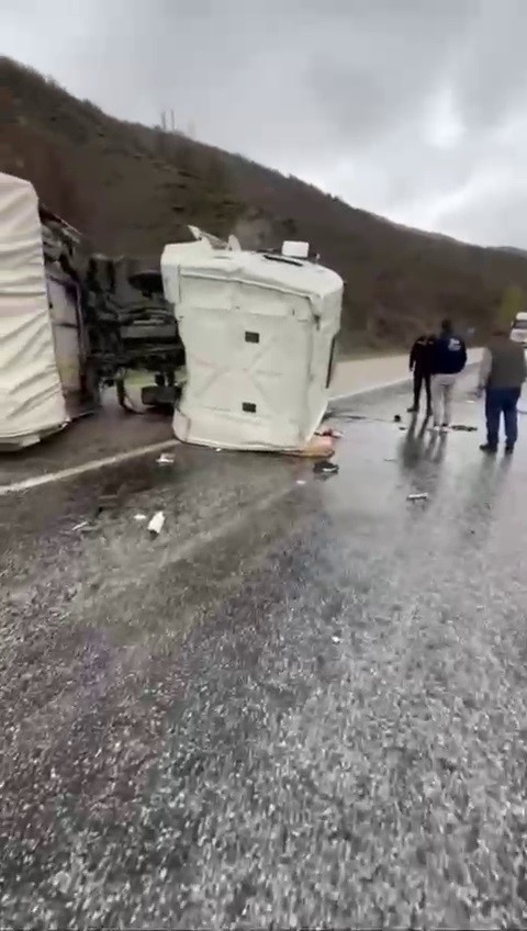 Suşehri’nde Sağanak Yağış Kaynaklı Kaza: Kamyon Devrildi, Sürücü Yaralı
