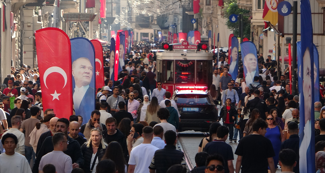 Taksim Meydanı 19 Mayıs’ta Bayraklarla Renklendi