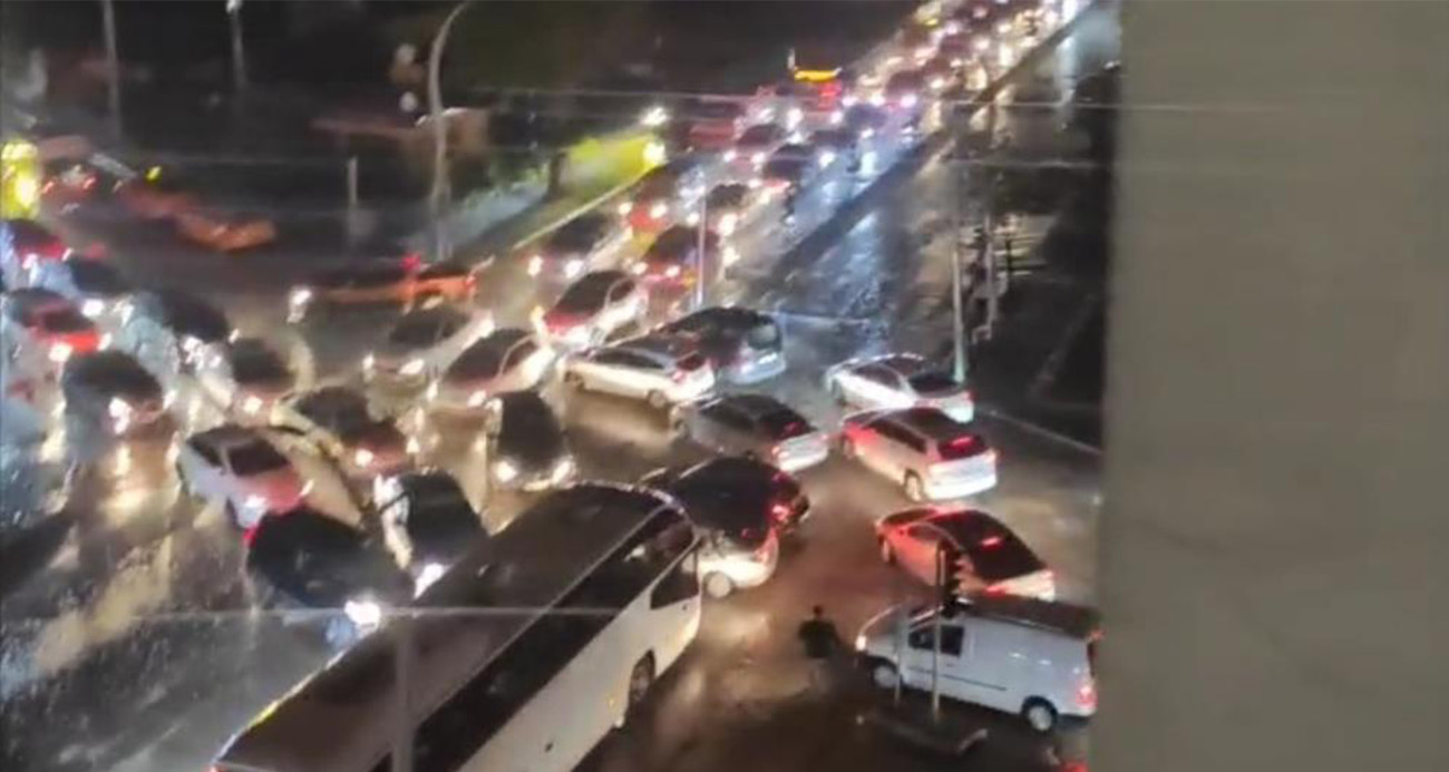 Van’da Elektrik Kesintisi Sonrası Üniversite Öğrencisi Trafik İşlerine El Koydu