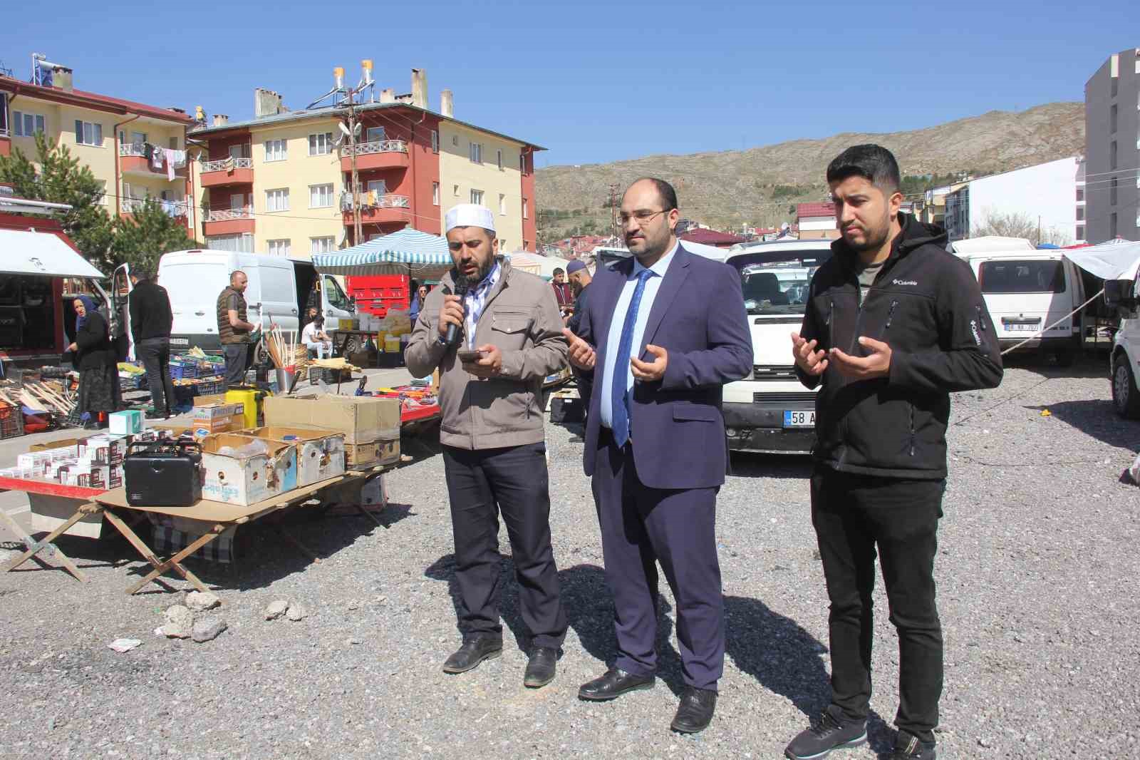 Zara Semt Pazarında Alışverişe Manevi Başlangıç
