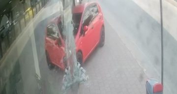 Adana’da Kontrolden Çıkan Otomobil Mağazaya Girdi