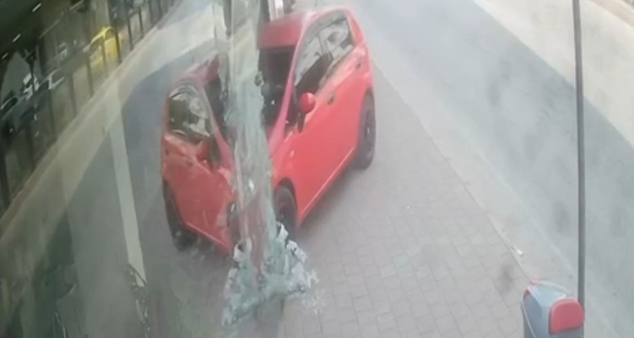 Adana’da Kontrolden Çıkan Otomobil Mağazaya Girdi