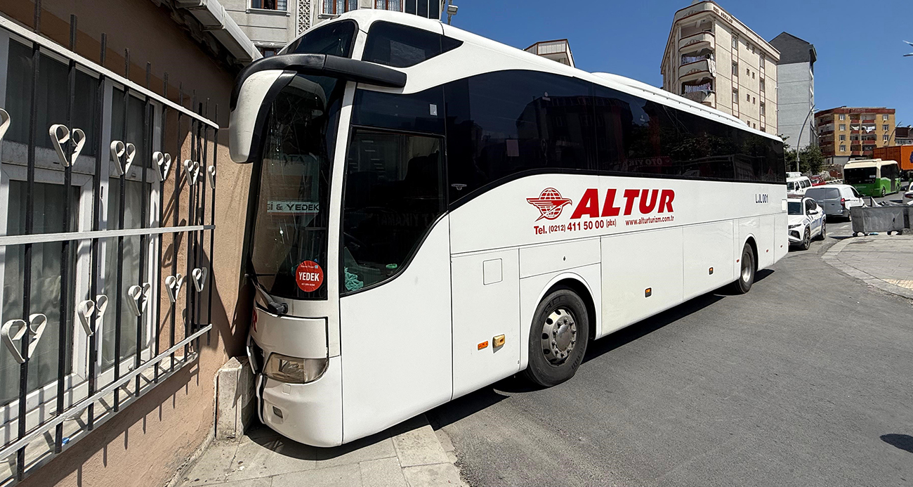 Arnavutköy’de Kontrolden Çıkan Otobüs Gecekonduya Çarptı