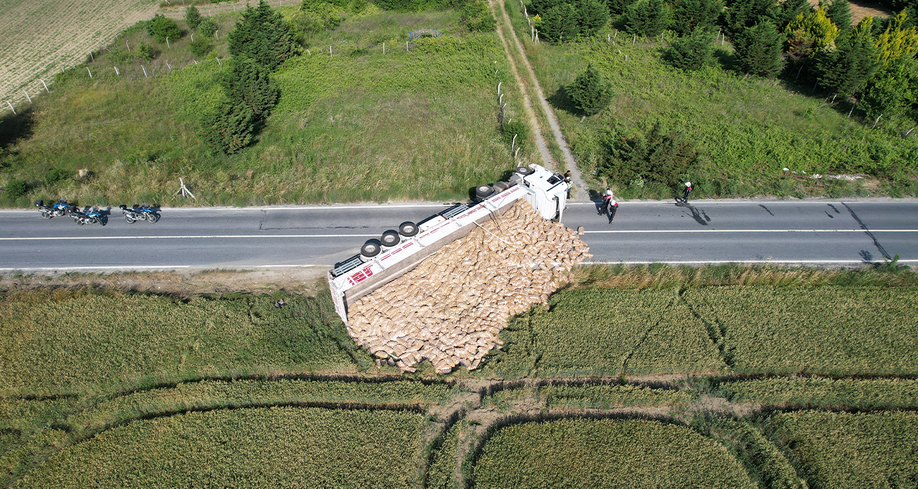 Arnavutköy’de Patates Yüklü Tır Devrilmesi Trafiği Felç Etti