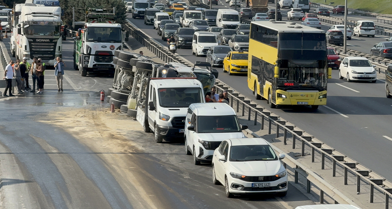 Bahçelievler’de Trafik Kazası: Beton Mikseri Yan Yolda Devrildi
