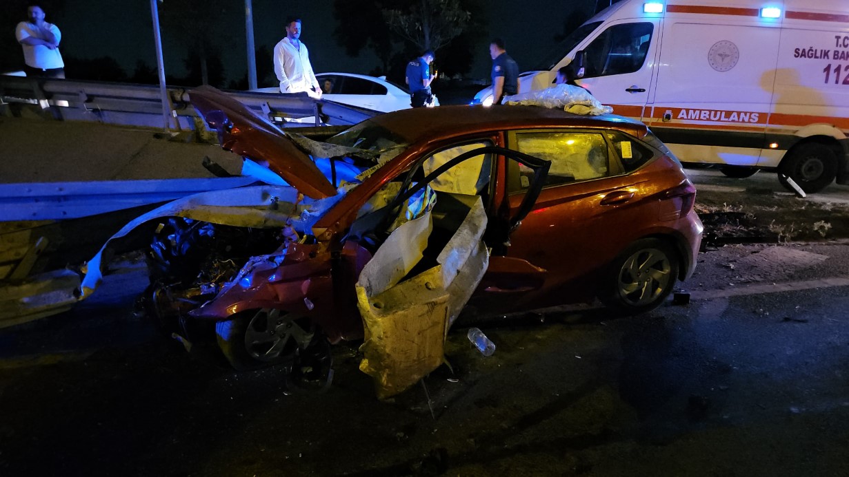 Bayrampaşa’da Direksiyon Hakimiyetini Kaybeden Araç Bariyerlere Çarptı