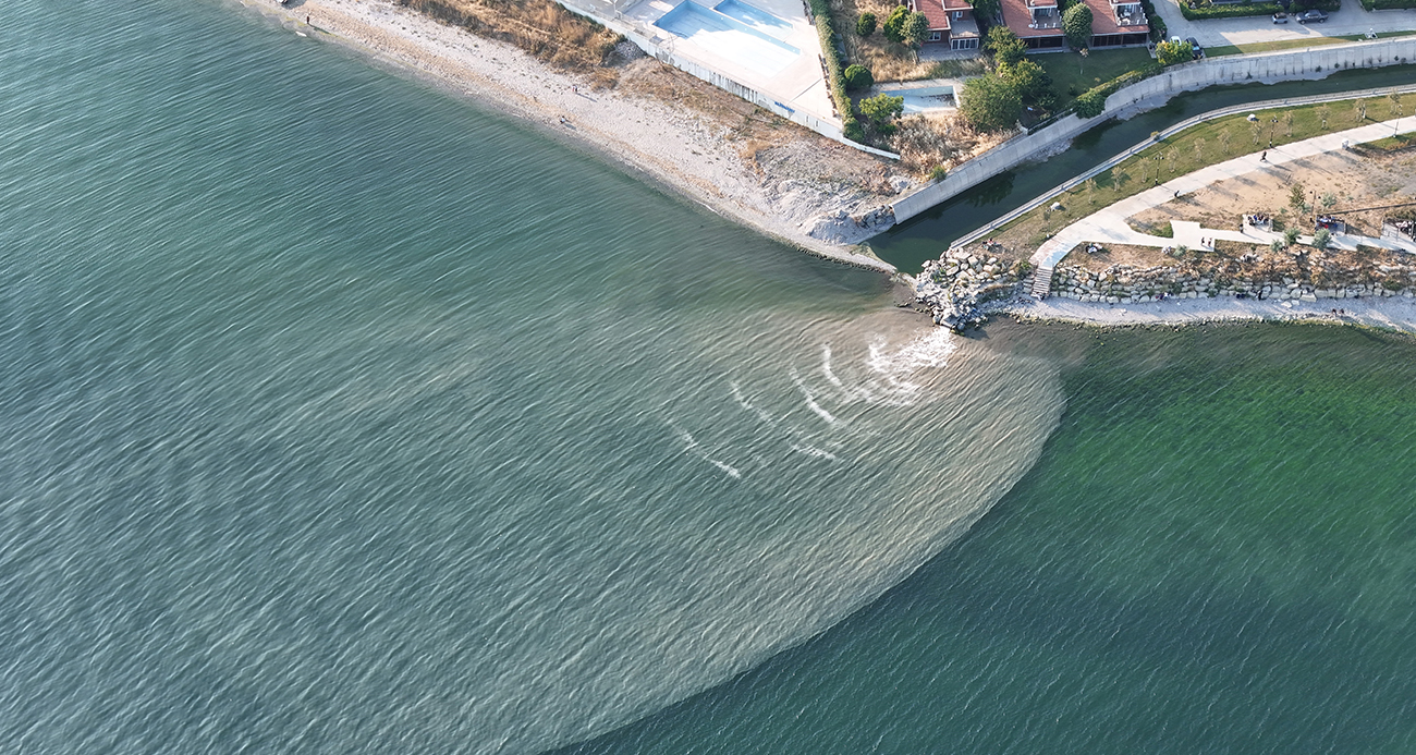 Beylikdüzü’nde Deniz Suları Kanalizasyon Atıklarıyla Karışarak Kahverengiye Döndü