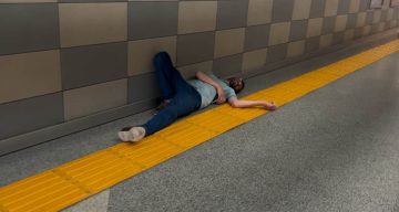 Bursa’da Metro İstasyonunda Alkollü Vatandaşın Uyku Direnişi
