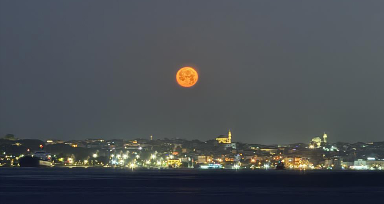 “Çilek Dolunayı” İstanbul’da Büyüleyici Manzaralar Sundu