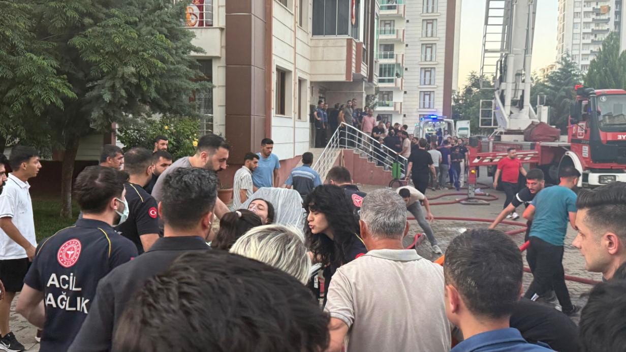 Diyarbakır Kayapınar’da Yüksek Katlı Binada Yangın Paniği