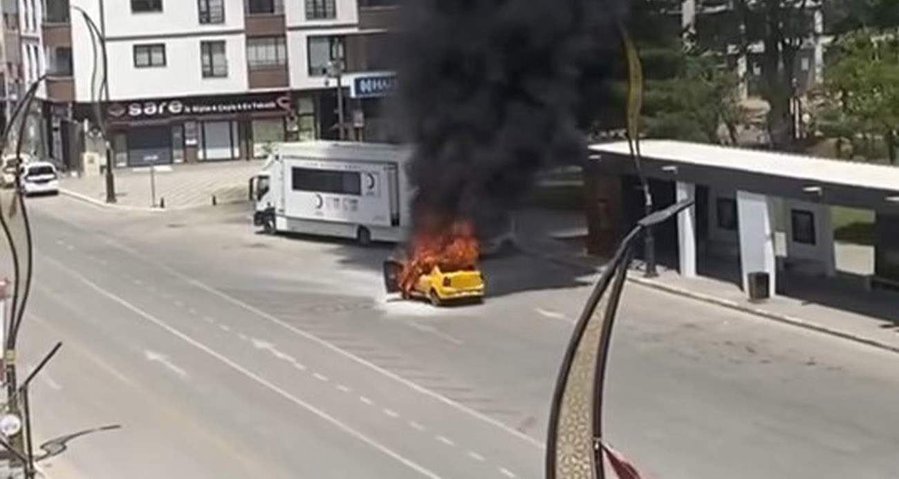 Elazığ’da Ticari Taksi Çakmakla Yanarak Kullanılamaz Hale Geldi