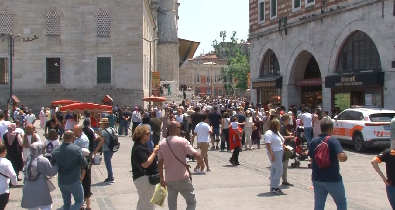 Eminönü Bayram Yoğunluğuyla Dikkat Çekiyor