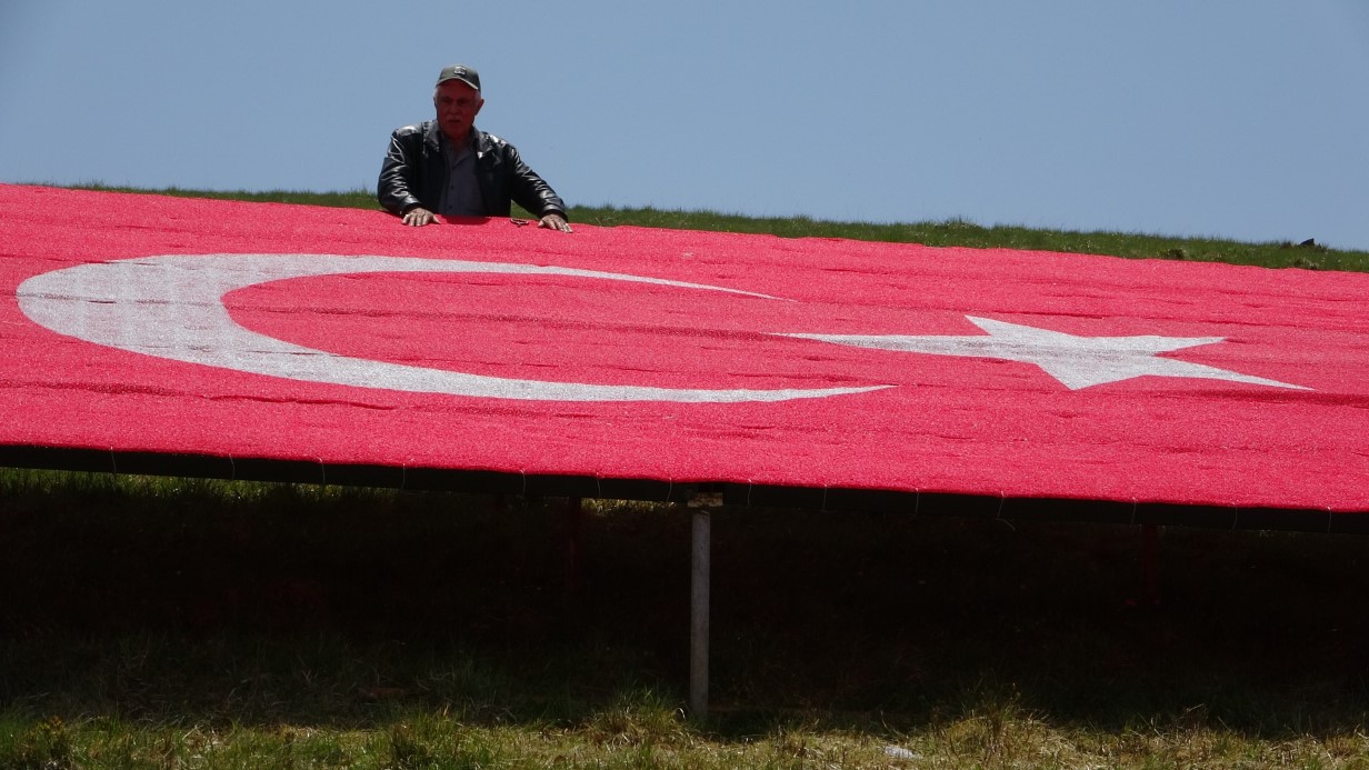 Giresun Uzundere Yaylası’nda Dev Türk Bayrağı Dikildi
