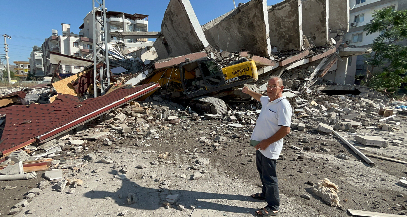 Hatay’da Kontrollü Yıkım Sırasında Kaza: İş Makinesi Üzerine Bina Devrildi