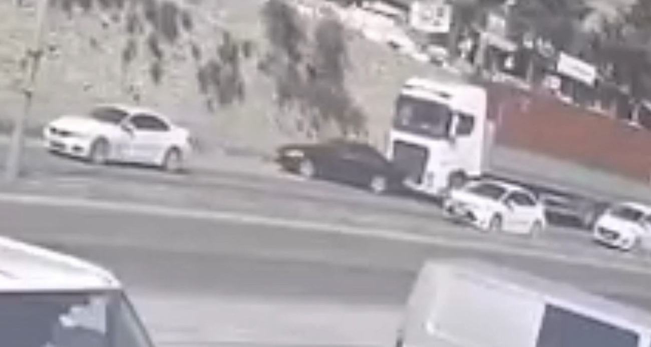 Hatay’da Tır, Otomobili Sürükledi