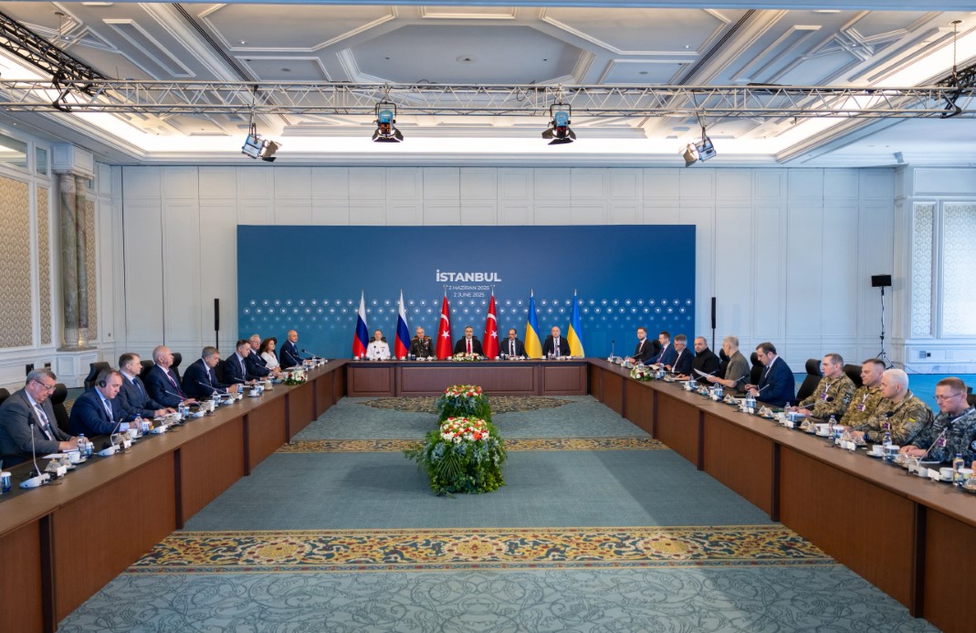 İstanbul Çırağan Sarayı’nda Önemli Diplomasi Zirvesi Başladı