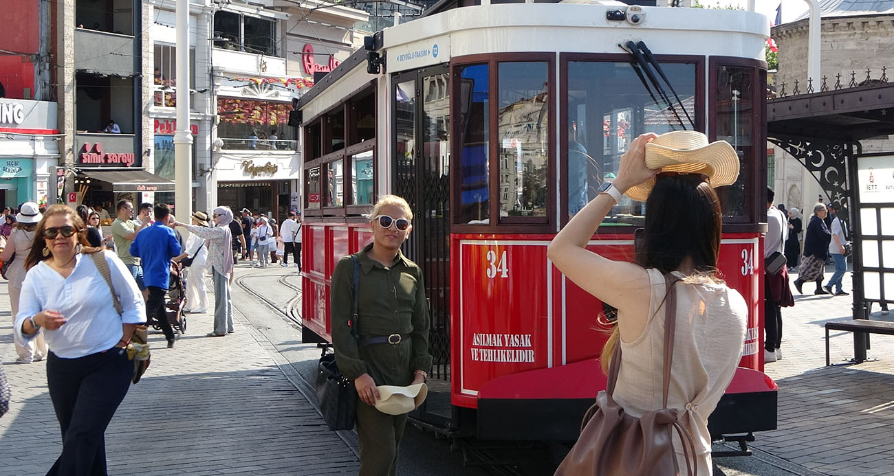 İstanbul’da Sıcak Havalar Turistlere Şemsiye Tutturdu