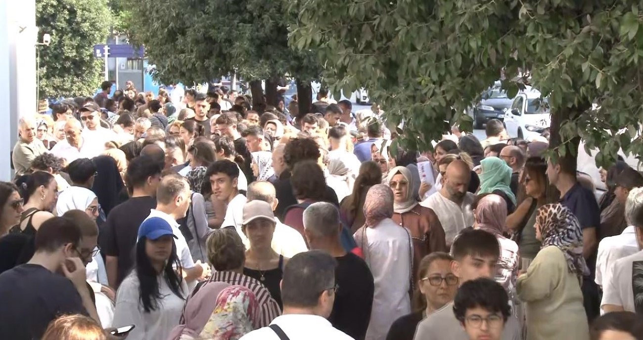 İstanbul’da YKS Sınavı Başladı: Öğrenciler ve Veliler Heyecan İçinde