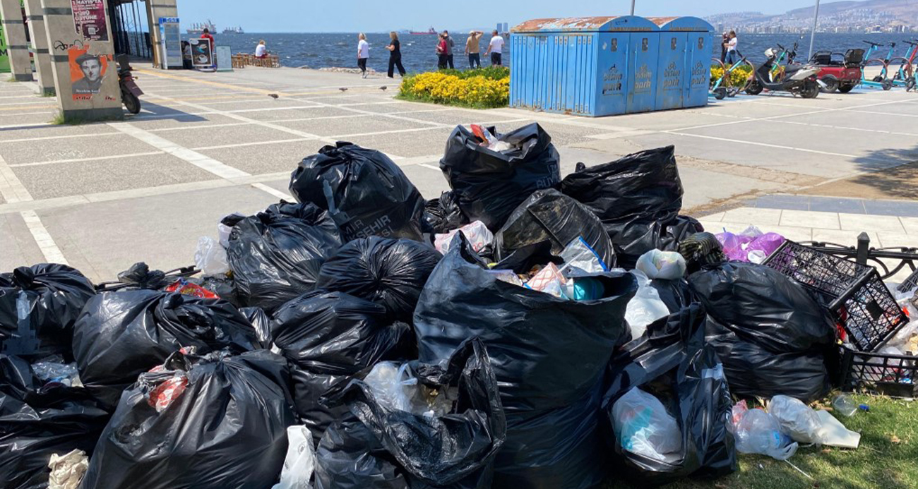 İzmir’deki Grev Nedeniyle Çöp Yığınları Artıyor