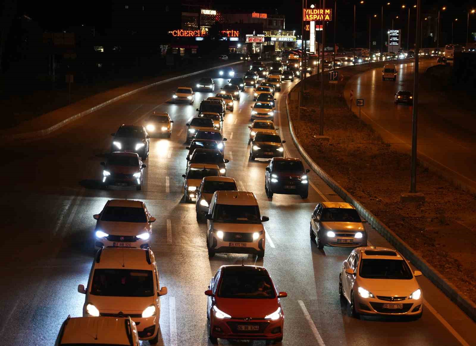 Kırıkkale’de Bayram Yoğunluğu: Gece Yarısı Trafik Durumu Havadan Görüntülendi