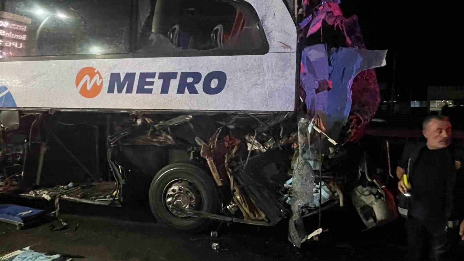 Sakarya’da Otobüs ile Tır Çarpıştı: 12 Yaralı
