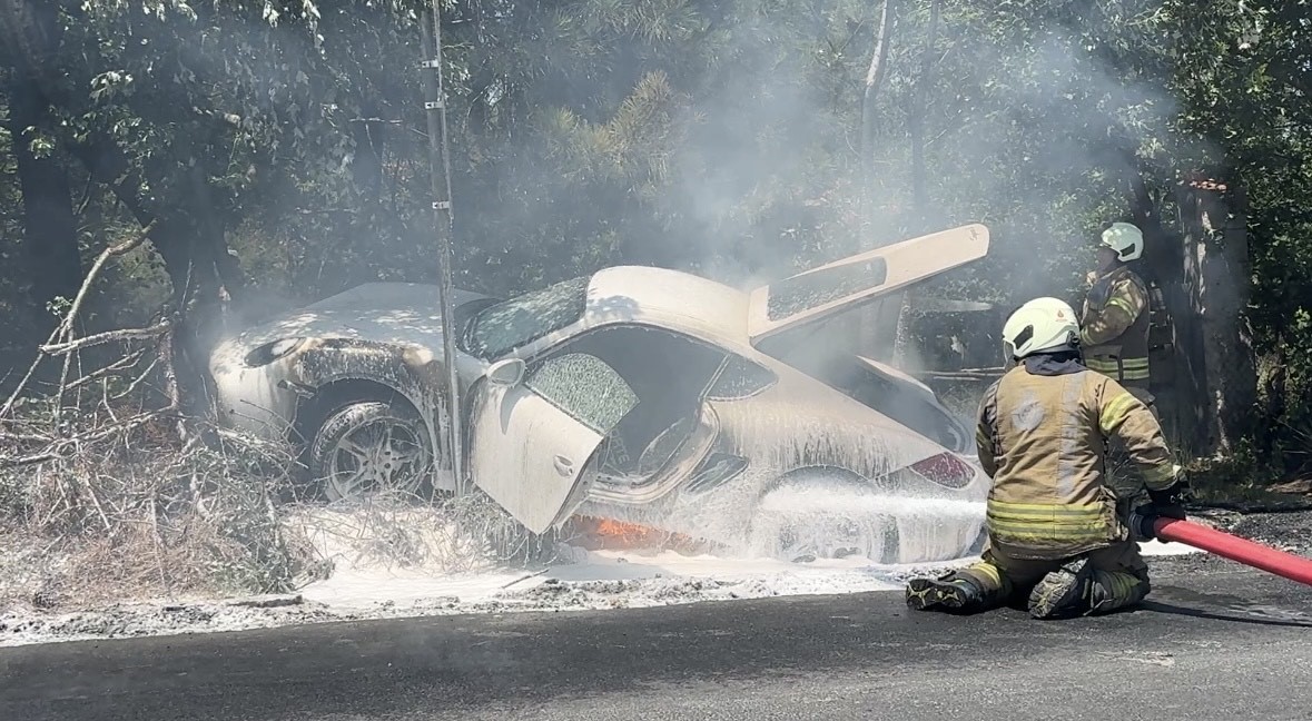 Sarıyer’de Lüks Porsche Araç Alevlere Teslim Oldu, Sürücü Zar Zor Kurtuldu