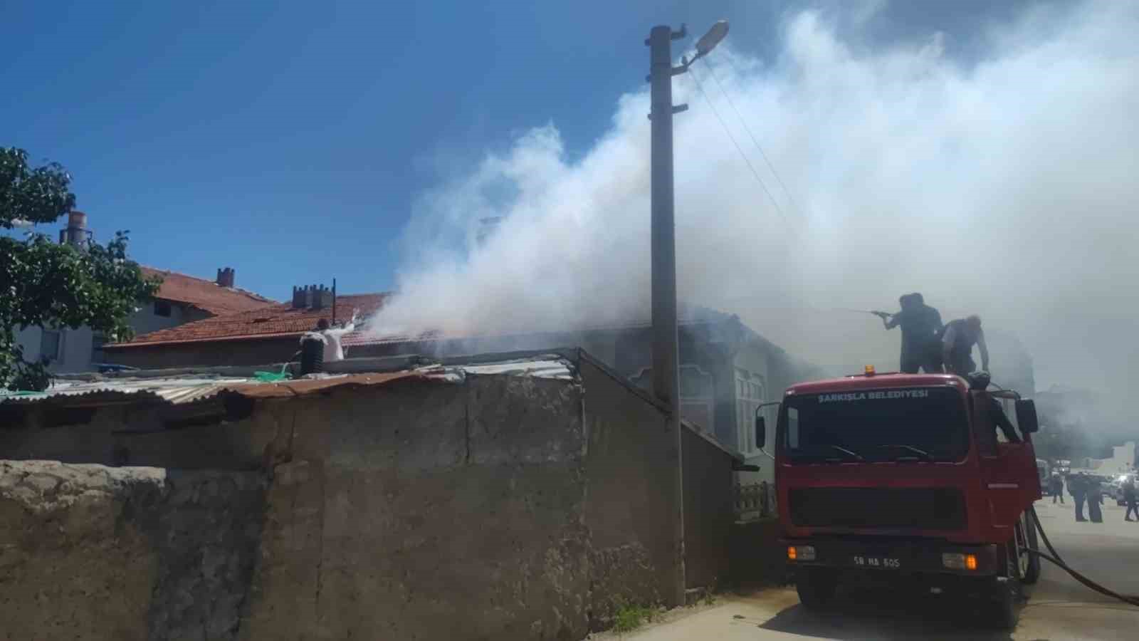 Şarkışla’da Müstakil Evde Çıkan Yangın Korkuttu