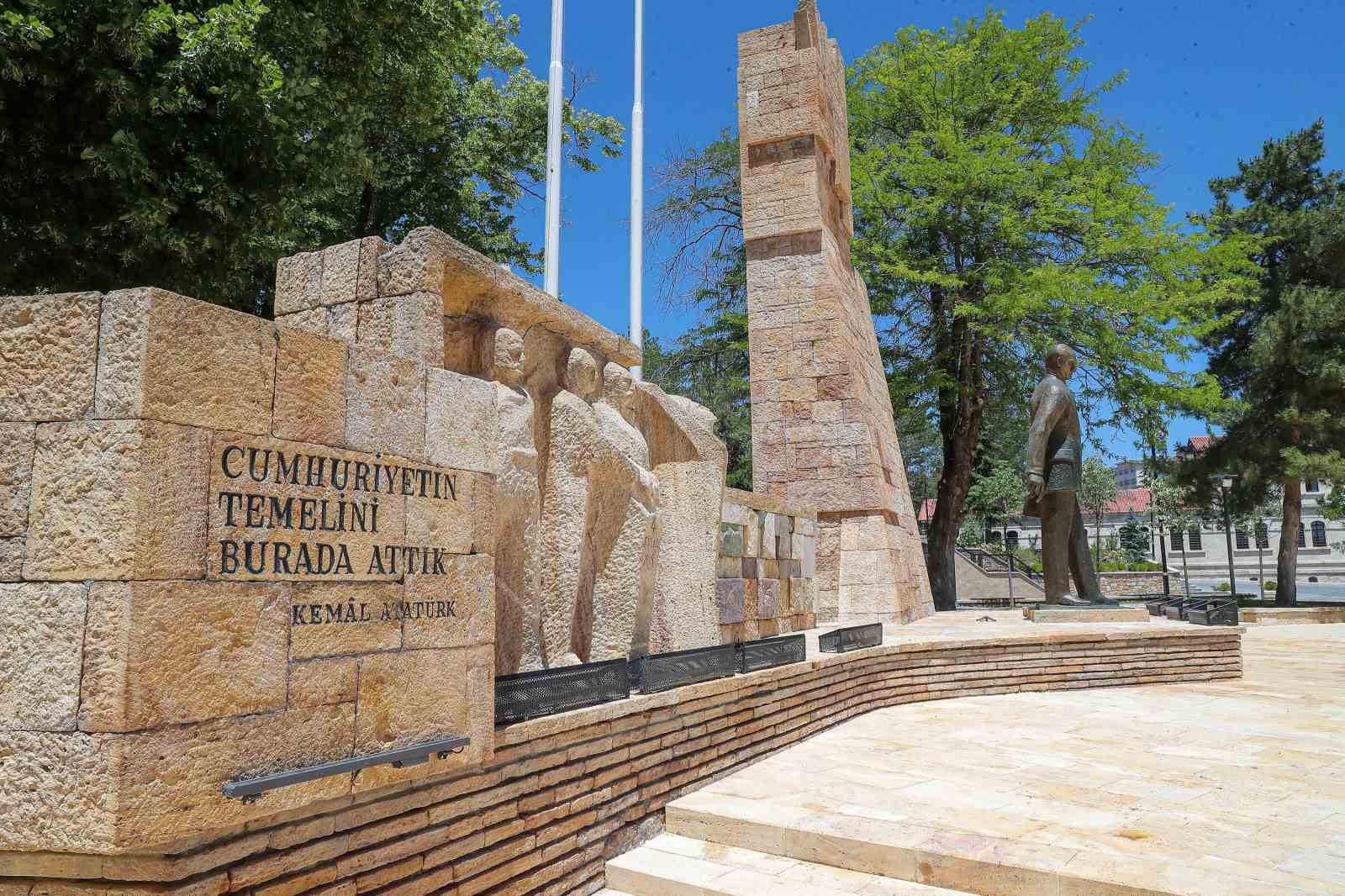 Sivas Cumhuriyet Meydanı’nda Yenilenen Atatürk Anıtı Halka Sunuldu