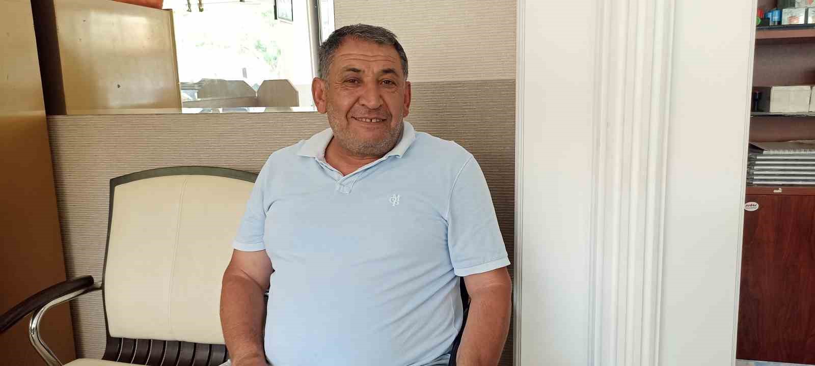 Sivaslı Çiftçinin Yaban Keçileri ile Samimi Diyaloğu Gülümsetti