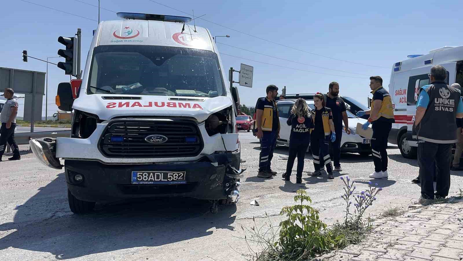 Sivas’ta Ambulans ve Otomobil Çarpışması: 5 Kişi Yaralandı