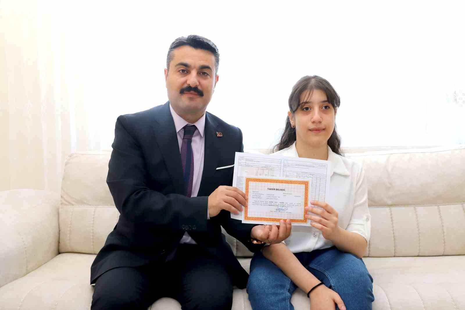Sivas’ta Evde Eğitim Gören Öğrencilere Karne Sürprizi