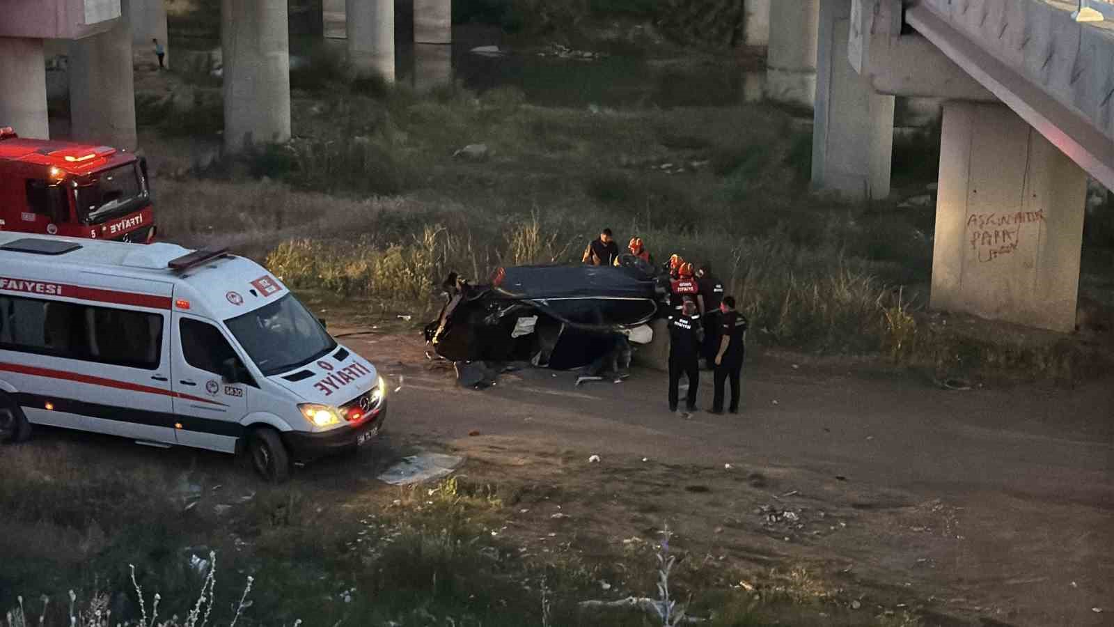 Sivas’ta Feci Kaza: Otomobil Kızılırmak’a Uçtu, 2 Yaralı