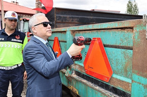 Sivas’ta Güvenli Trafik İçin Reflektör Dağıtımı