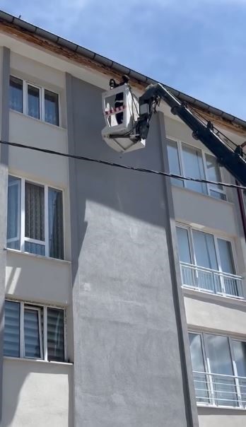 Sivas’ta İpe Dolanan Kuş İtfaiye Tarafından Kurtarıldı