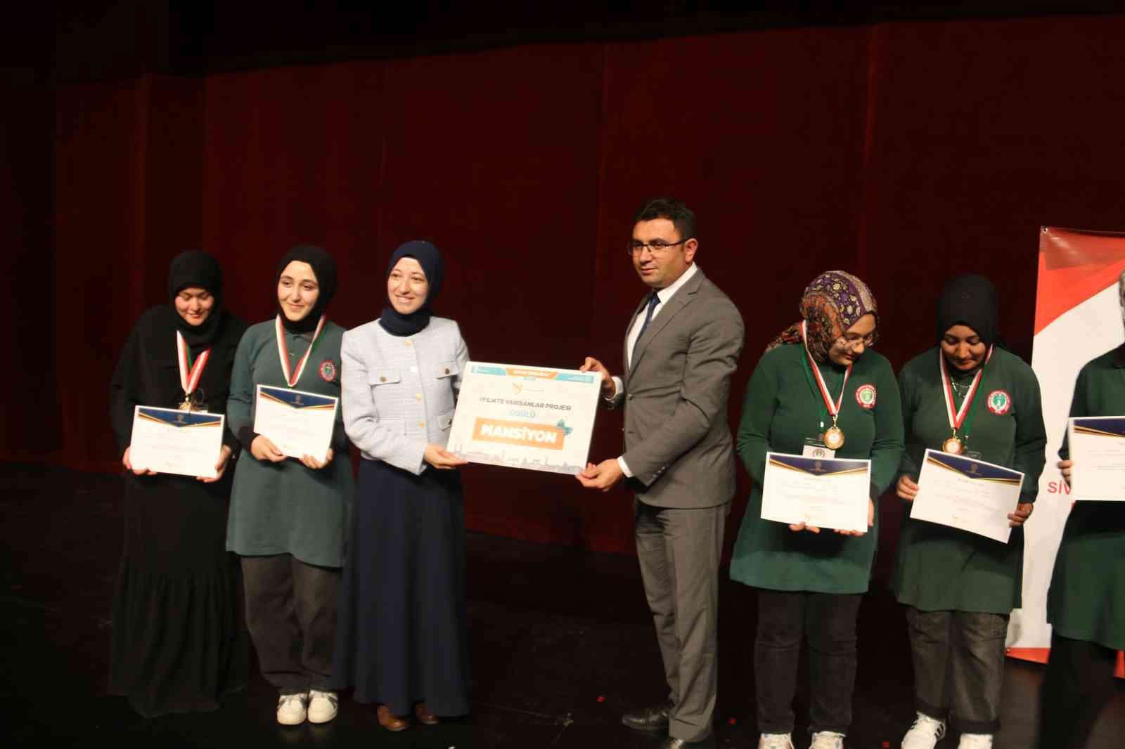 Sivas’ta İyilik Elçileri Ödüllerini Filistin’e Bağışladı