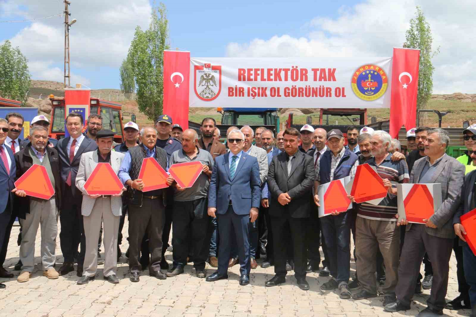Sivas’ta Jandarma Komutanlığından Traktör Kazalarına Karşı Önlem: Reflektör Dağıtımı