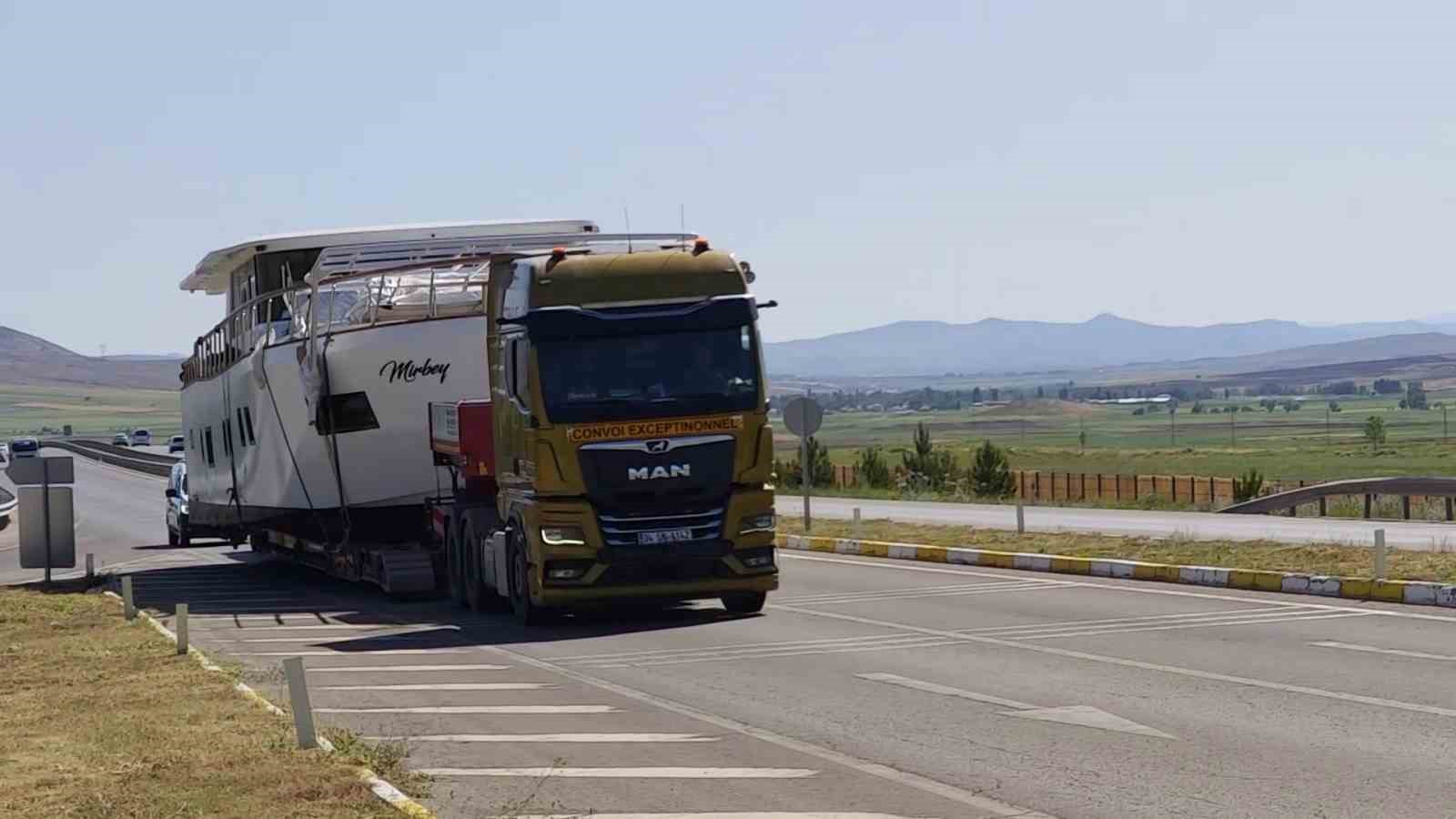 Sivas’ta Karayolu Üzerinde Yolculuk Eden Dev Yat Görenleri Hayrete Düşürdü